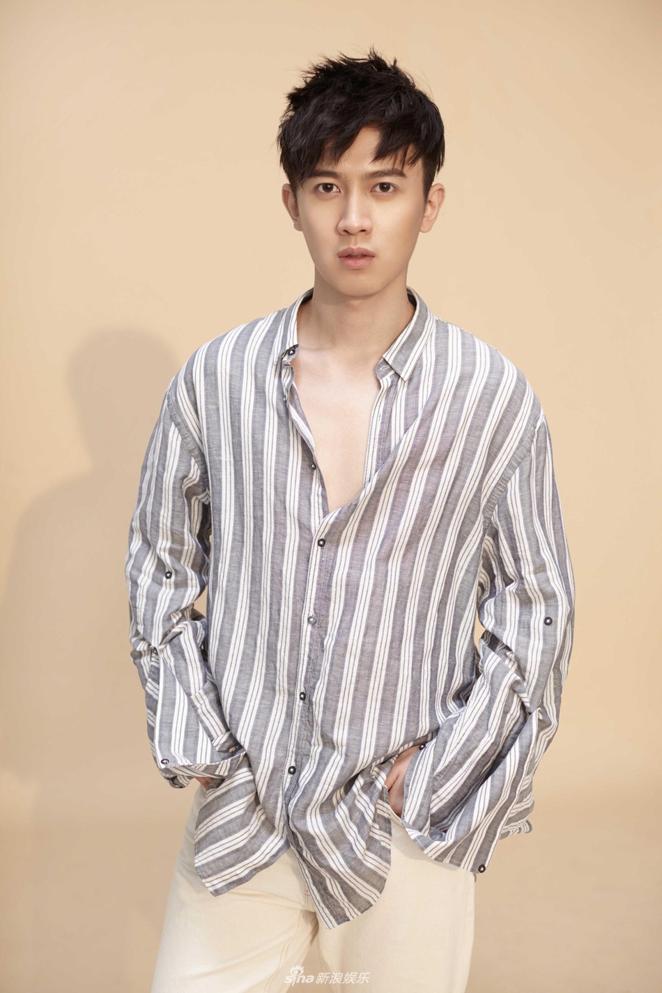 新晋小生张哲曝光时尚写真 简约随性帅气十足