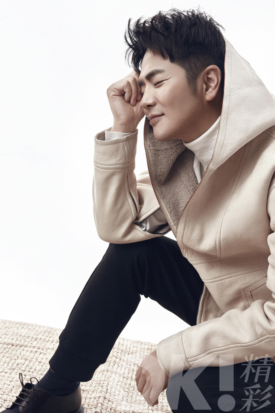 12:06:21 1 / 8 新浪娱乐讯 近日,张晓龙最新时尚杂志封面曝光,照片中