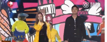 组图：出轨风波后同台！李小璐紧牵贾乃亮的手甜蜜靠肩