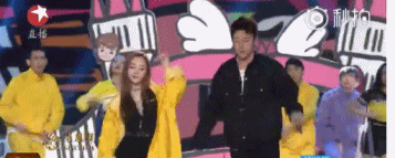 组图：出轨风波后同台！李小璐紧牵贾乃亮的手甜蜜靠肩