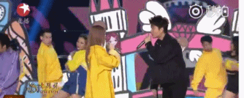 组图：出轨风波后同台！李小璐紧牵贾乃亮的手甜蜜靠肩