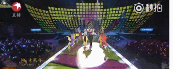 组图：出轨风波后同台！李小璐紧牵贾乃亮的手甜蜜靠肩