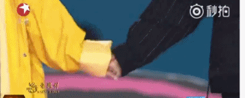 组图：出轨风波后同台！李小璐紧牵贾乃亮的手甜蜜靠肩