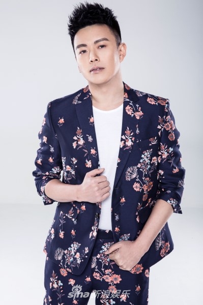 组图:刘畅轻松演绎时髦百搭装 挑眉坏笑拜新年