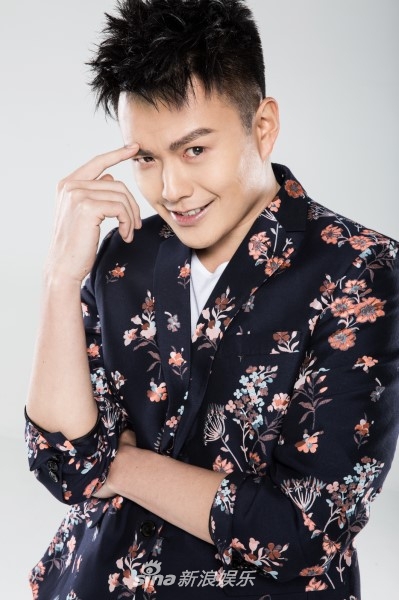 组图:刘畅轻松演绎时髦百搭装 挑眉坏笑拜新年