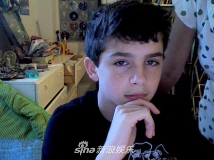 组图甜茶童年照曝光小小绅士金发碧眼萌态十足