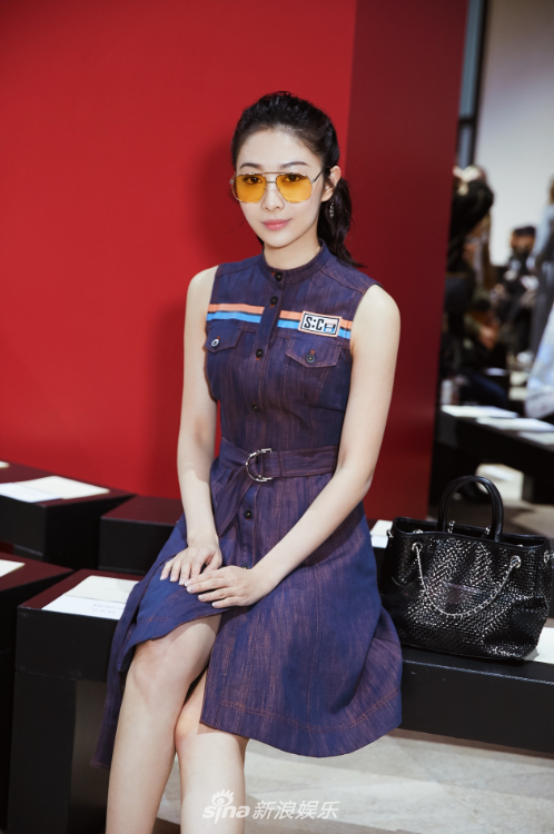 组图钟祺出席巴黎时装周第五场大秀单宁短裙尽显年轻活力