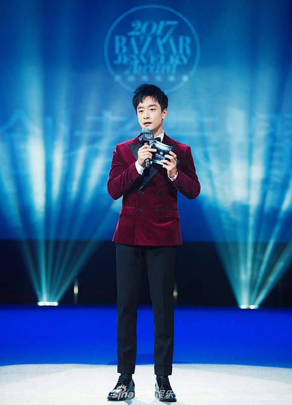 组图杨杨主持展现双语才能定制西服简约不失帅气