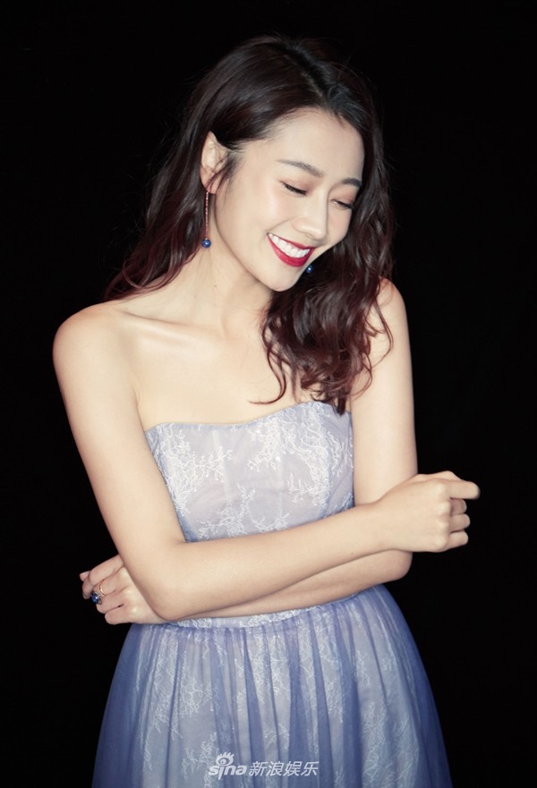 组图:龙政璇亮相红毯 一身"雾霾蓝"抹胸纱裙甜美动人