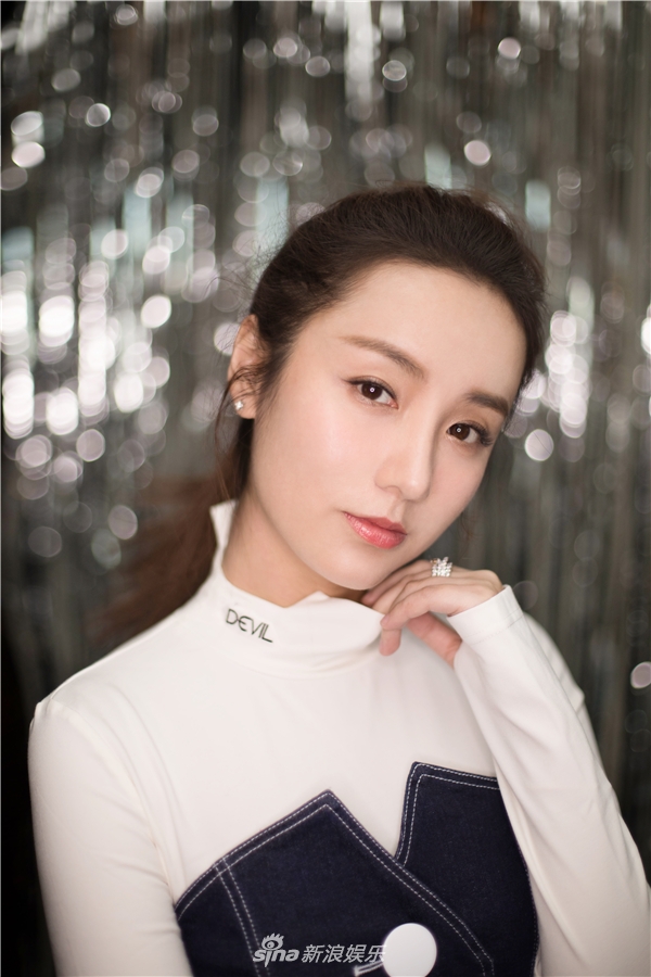 组图:吕一亮相年度人物盛典 优雅干练时尚质感尽显