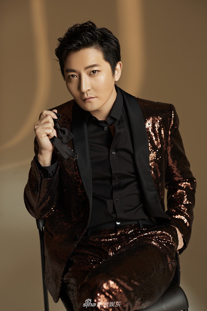 组图:郭京飞烟熏妆魅惑出境 暗黑冷酷气场十足