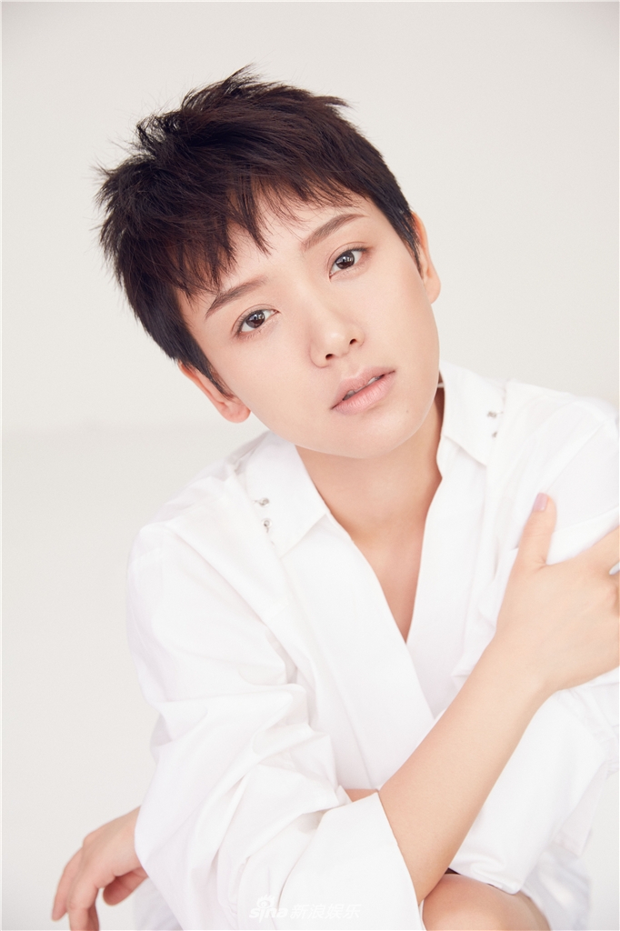 新浪娱乐讯 近日,新"冯女郎"李晓峰曝光了一组随性写真.