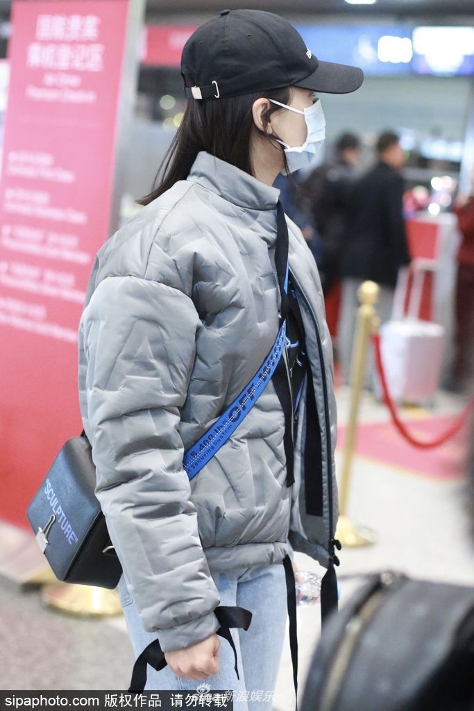 组图:宋茜素颜现身首都机场 戴口罩亮相身体似未好转