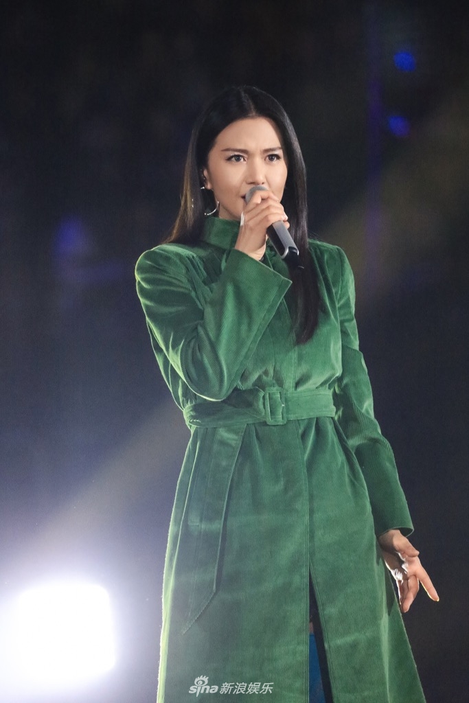 组图:谭维维实力霸屏四卫视 跨年夜live开唱惊艳2018新年