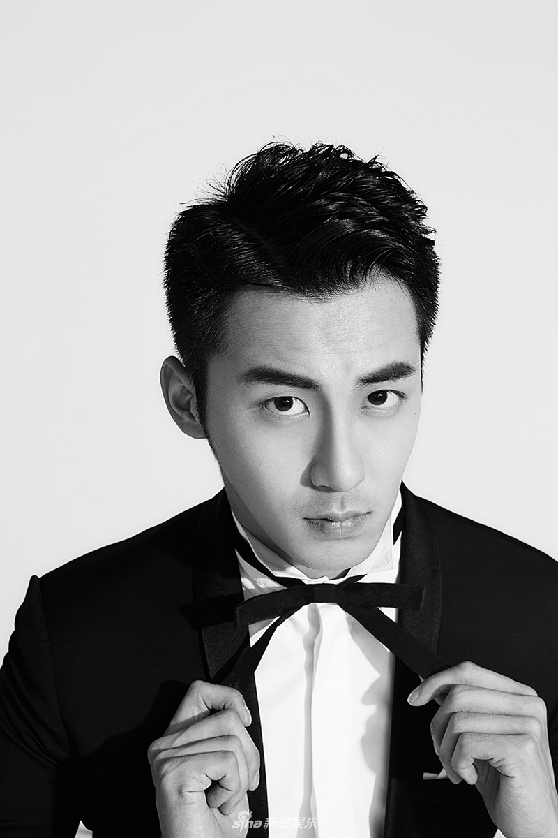 组图:许镇耀生日曝时髦大片 全黑look绅士有型