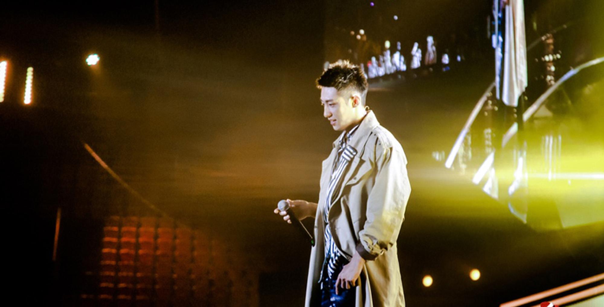 组图:黄景瑜"奇迹的诞生日" 献唱《宠爱》 神秘嘉宾倾情助阵