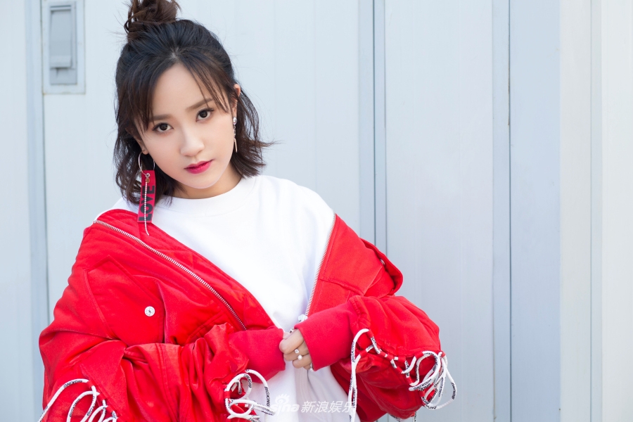 组图:解惠清写真个性穿搭造型抢眼 鬼马俏皮少女感十足