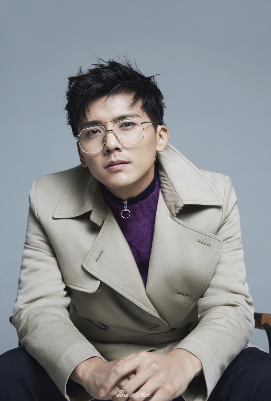 组图:范一宣冬日写真眼神深邃 暖男柔情增一抹俏皮