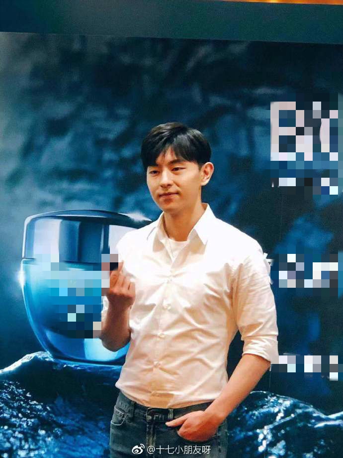 组图:邓伦穿白衬衫牛仔裤出席活动 比心微笑少年感满满_高清图集_新浪