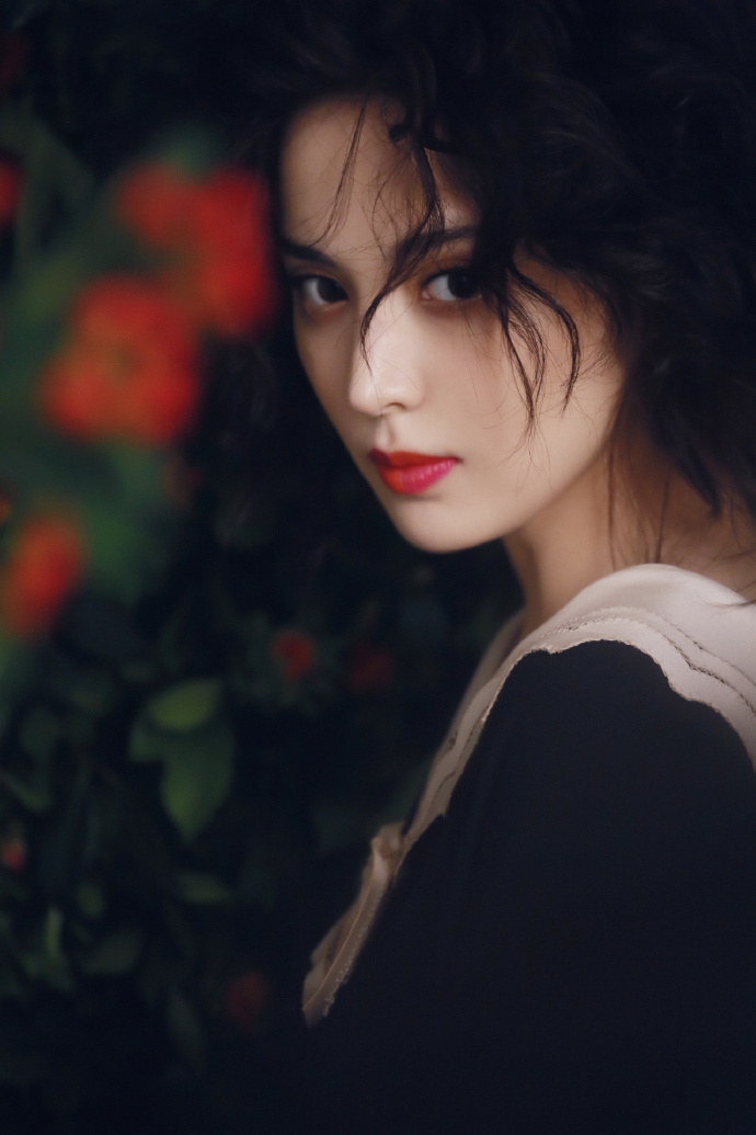 组图:娜扎穿黑裙留浪漫卷发 红唇性感眼神魅惑展复古风情