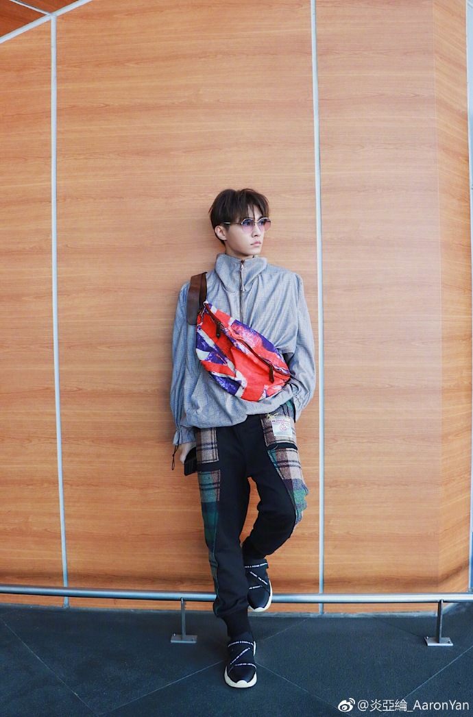 组图:炎亚纶面戴墨镜现身街头 随性摆拍潮酷有型很帅气