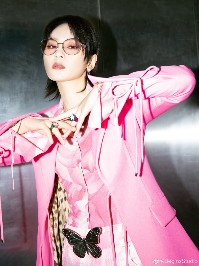 组图：周笔畅《声生不息》造型大片释出粉西装套装甜酷十足