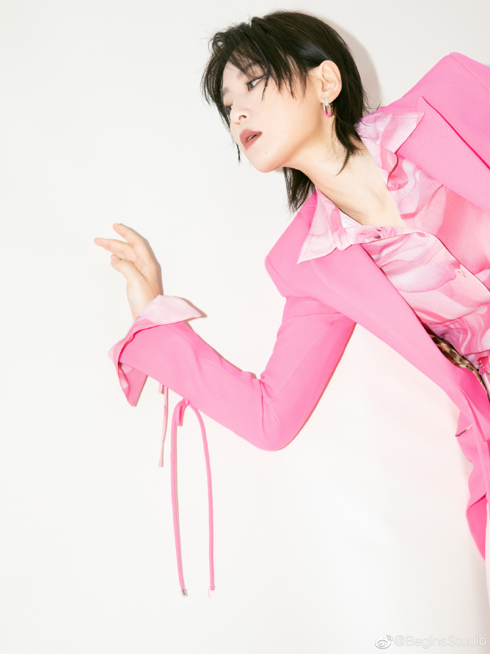 组图：周笔畅《声生不息》造型大片释出粉西装套装甜酷十足