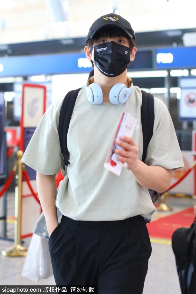 组图：张远低调现身机场棒球棒搭配宽松T恤休闲有型第2张图片