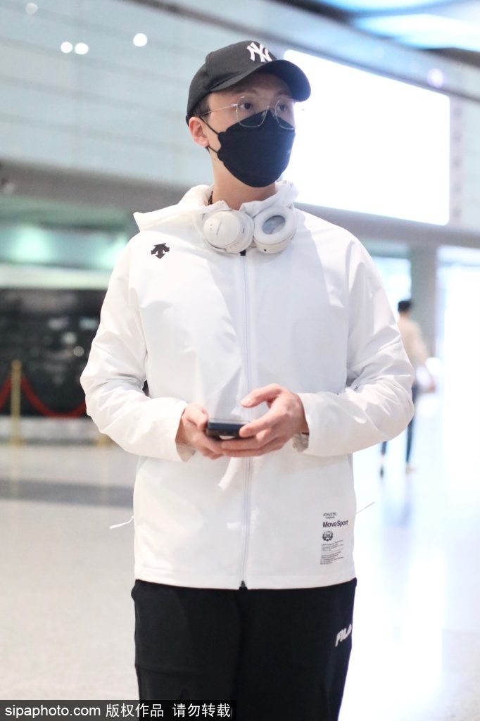 组图：王浩信现身北京机场穿白色运动外套与黑色运动裤帅气有型第3张图片