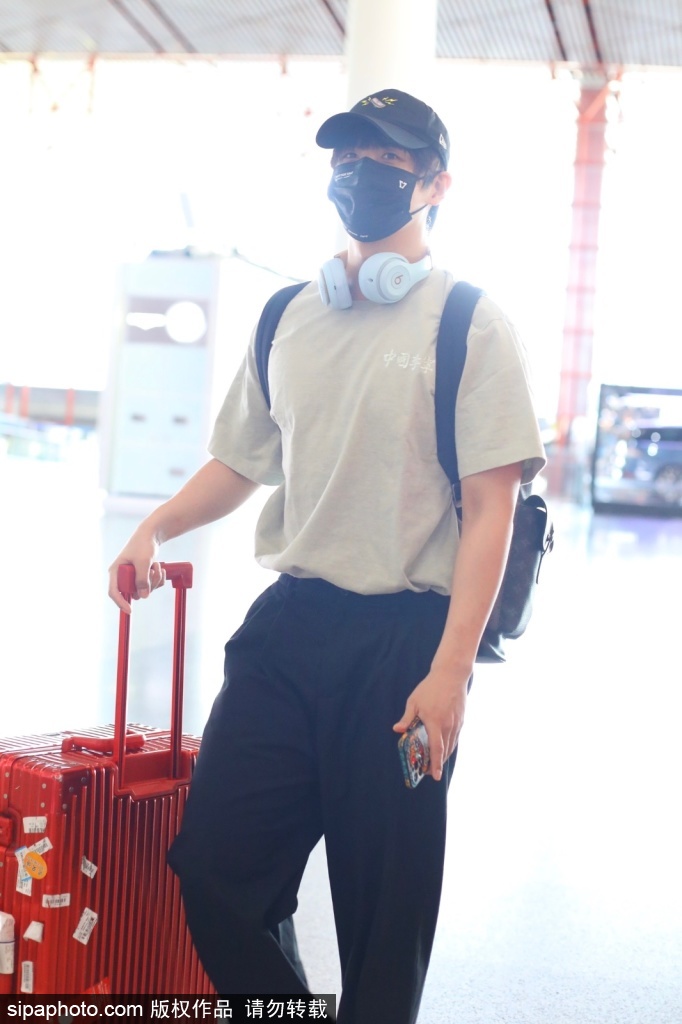 组图：张远低调现身机场棒球棒搭配宽松T恤休闲有型第5张图片