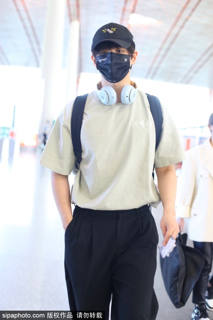 组图：张远低调现身机场棒球棒搭配宽松T恤休闲有型第4张图片