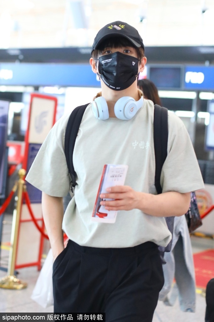 组图：张远低调现身机场棒球棒搭配宽松T恤休闲有型第3张图片