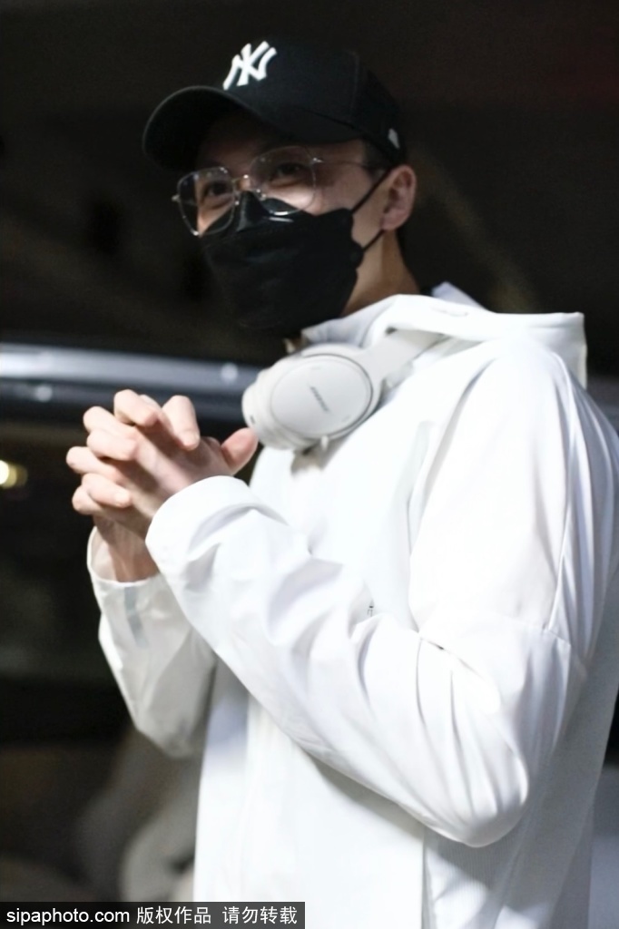 组图：王浩信现身北京机场穿白色运动外套与黑色运动裤帅气有型第2张图片