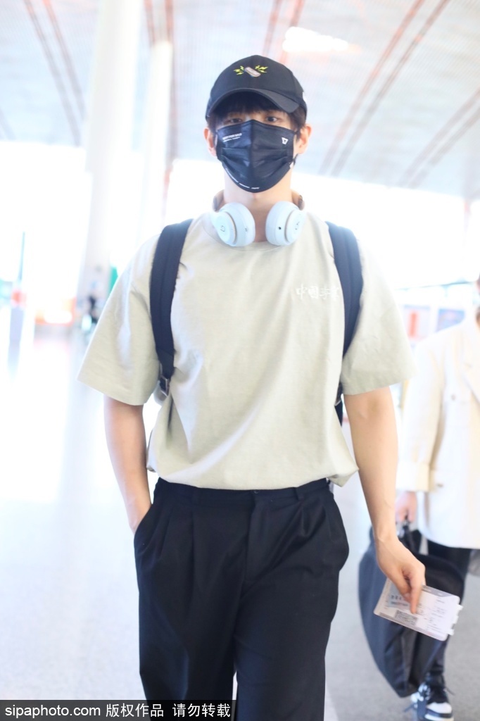 组图：张远低调现身机场棒球棒搭配宽松T恤休闲有型第1张图片