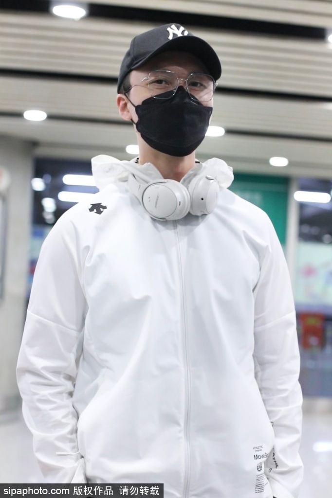 组图：王浩信现身北京机场穿白色运动外套与黑色运动裤帅气有型