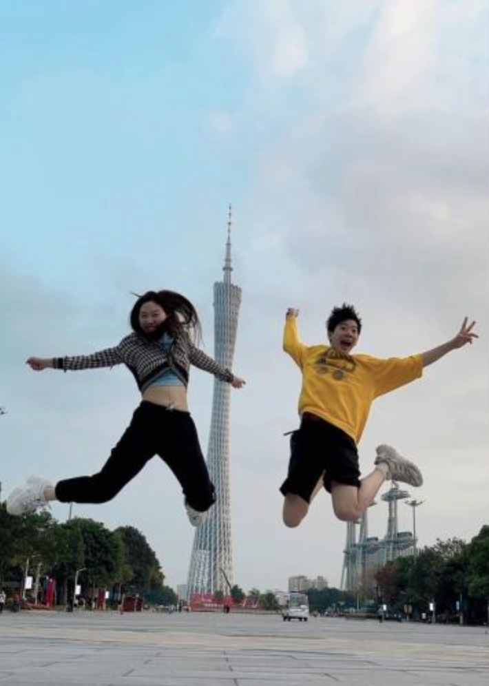 组图：甄子丹一家四口现身广州体验广州塔高空游乐项目第4张图片