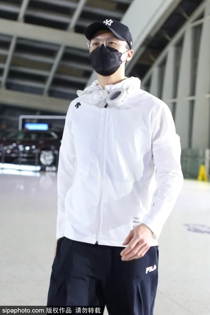 组图：王浩信现身北京机场穿白色运动外套与黑色运动裤帅气有型第5张图片