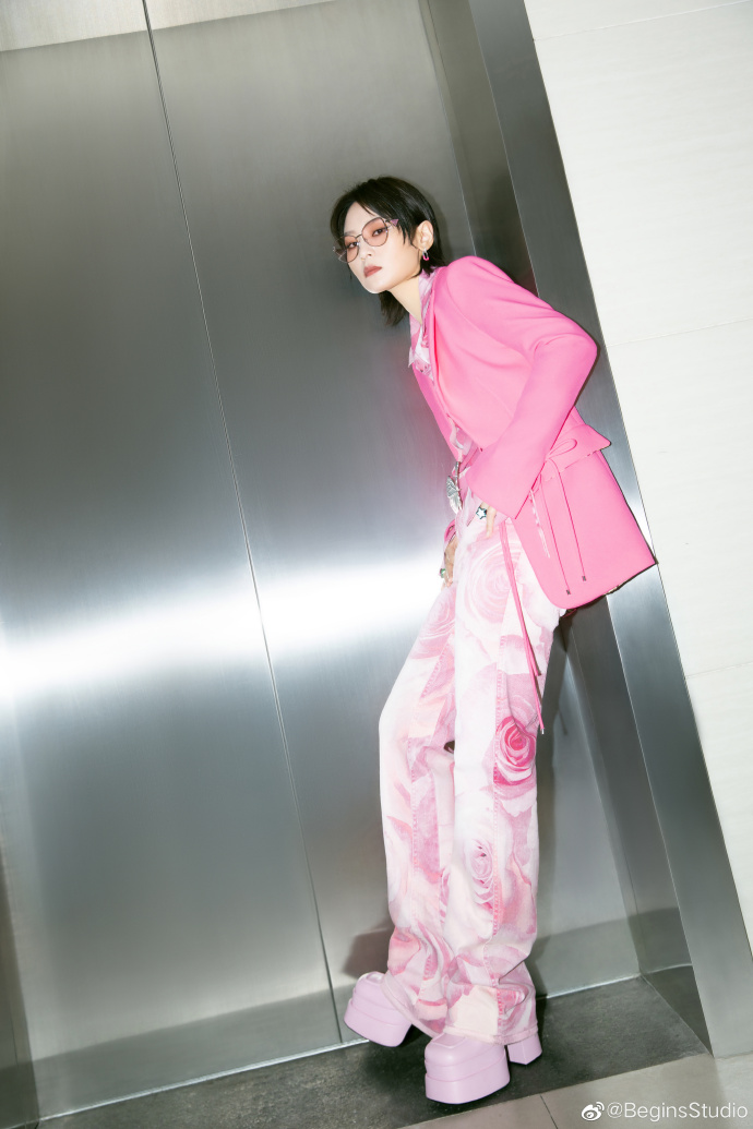 组图：周笔畅《声生不息》造型大片释出粉西装套装甜酷十足第4张图片