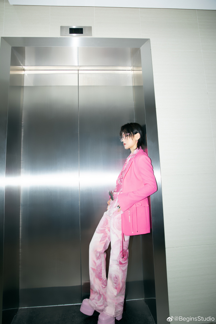 组图：周笔畅《声生不息》造型大片释出粉西装套装甜酷十足第2张图片