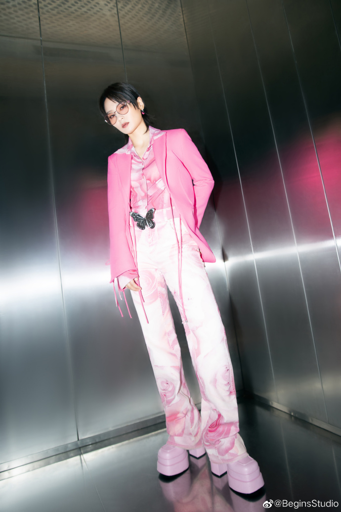 组图：周笔畅《声生不息》造型大片释出粉西装套装甜酷十足