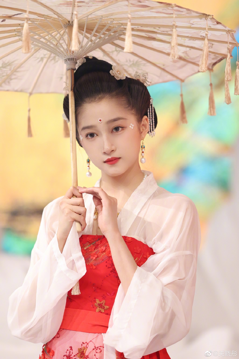 组图：关晓彤回归《王牌对王牌7》古装撑伞造型梦回《影》