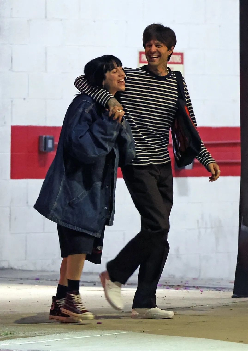 组图:billie eilish新恋情曝光 与乐队主唱男友街头热吻好甜蜜_高清