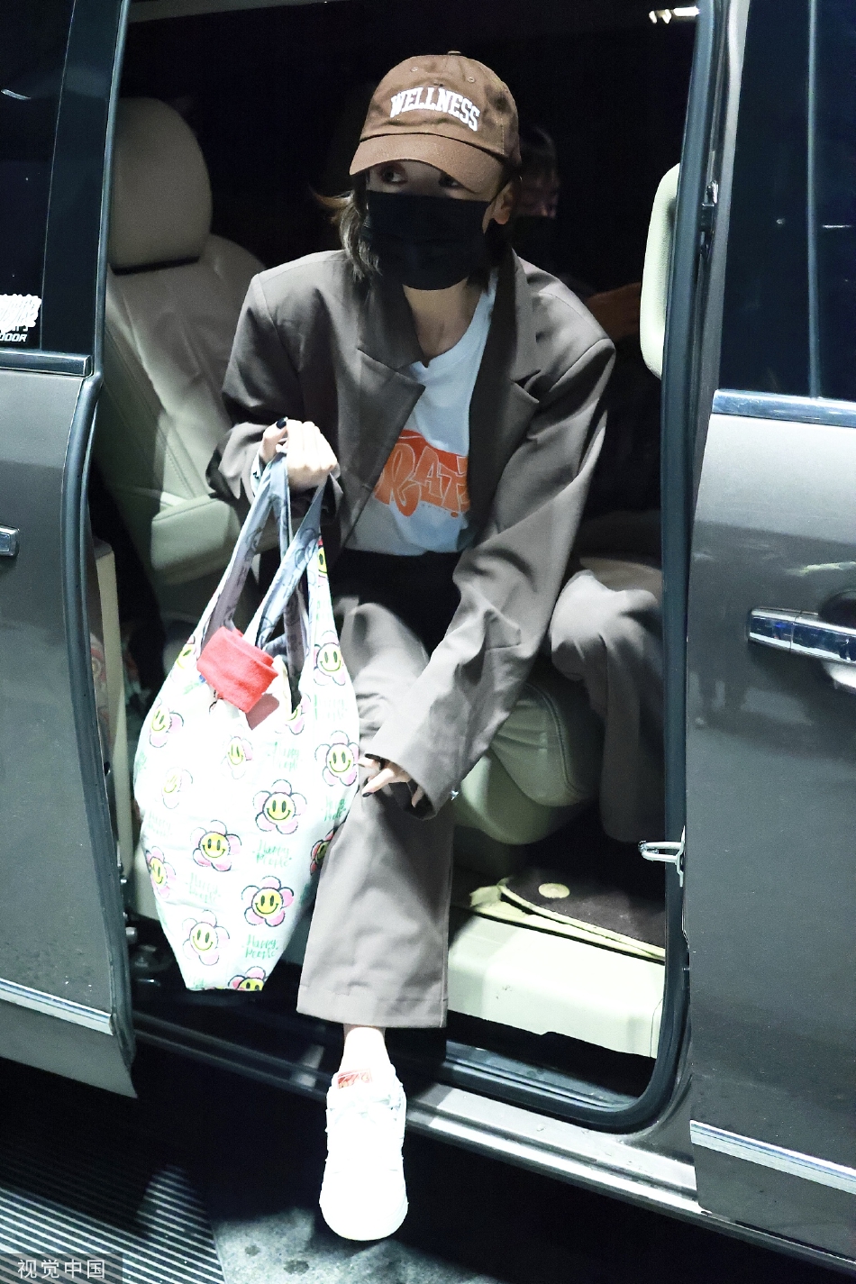 组图：吴谨言录制《乘风破浪》咖色西装搭配鸭舌帽休闲随性第4张图片