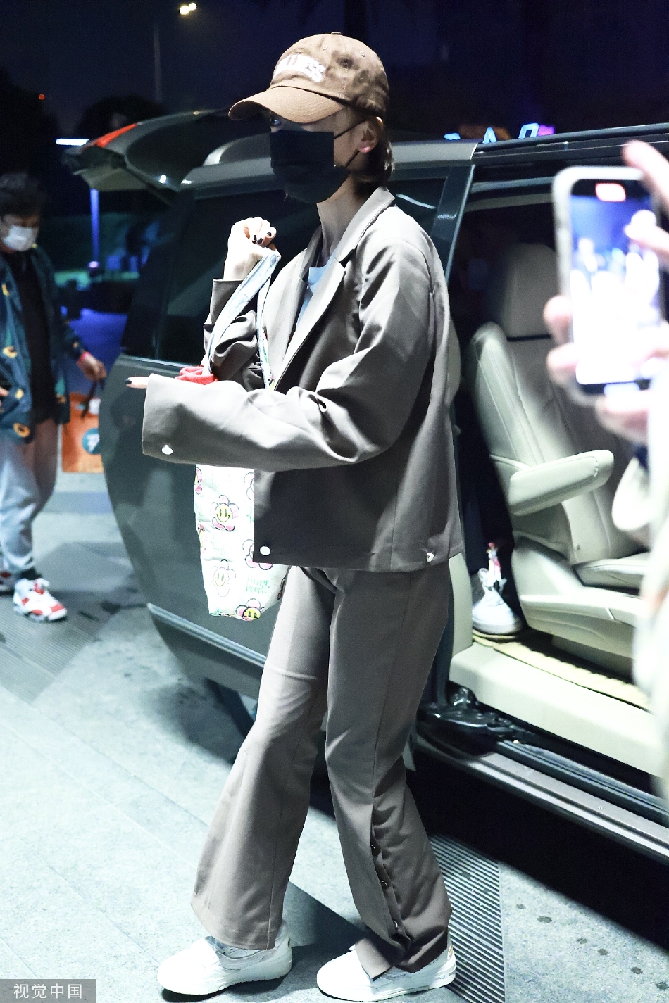 组图：吴谨言录制《乘风破浪》咖色西装搭配鸭舌帽休闲随性第3张图片