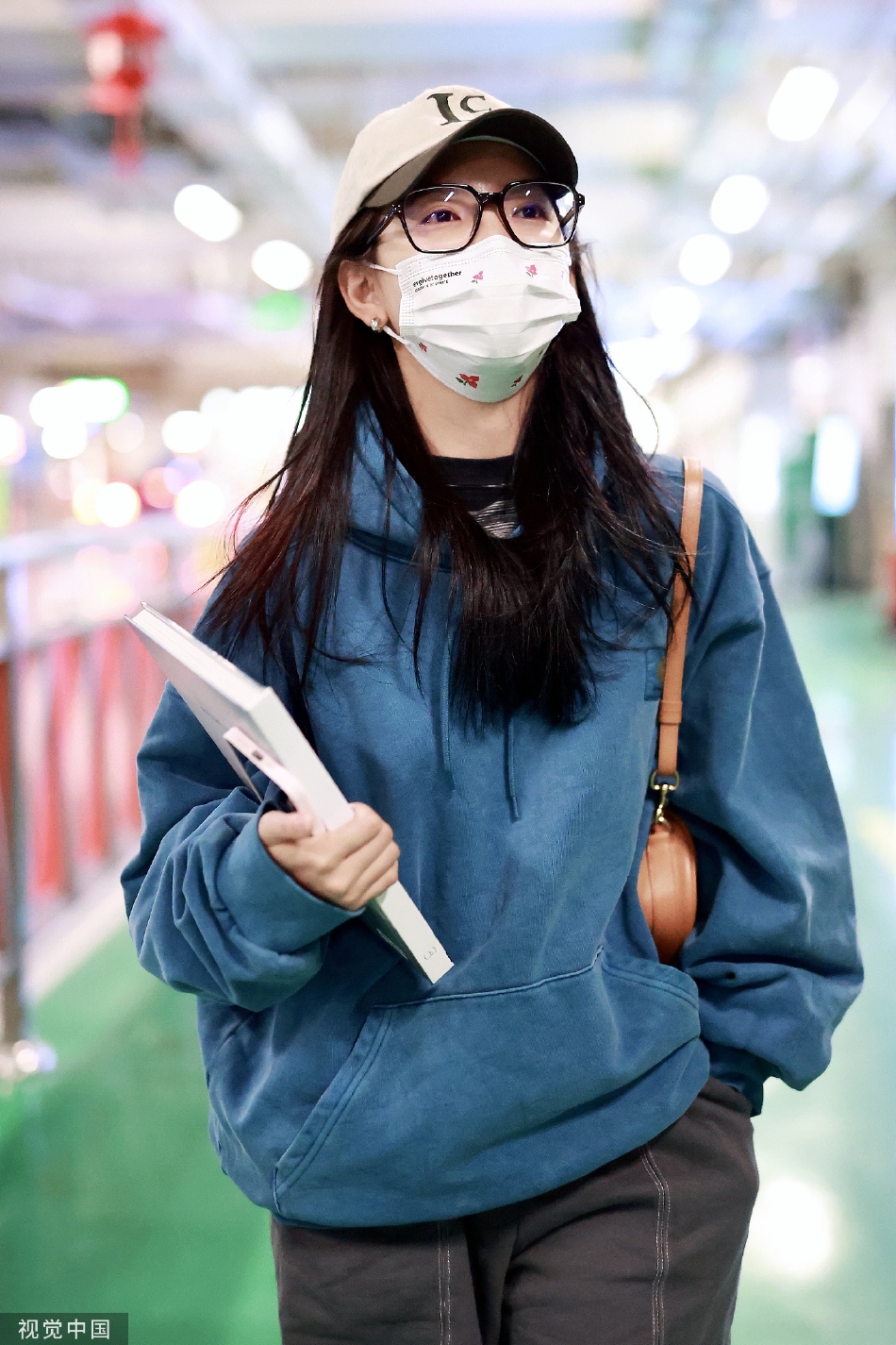 组图：演员章若楠现身北京机场蓝色卫衣搭配黑框眼镜呆萌可爱第2张图片