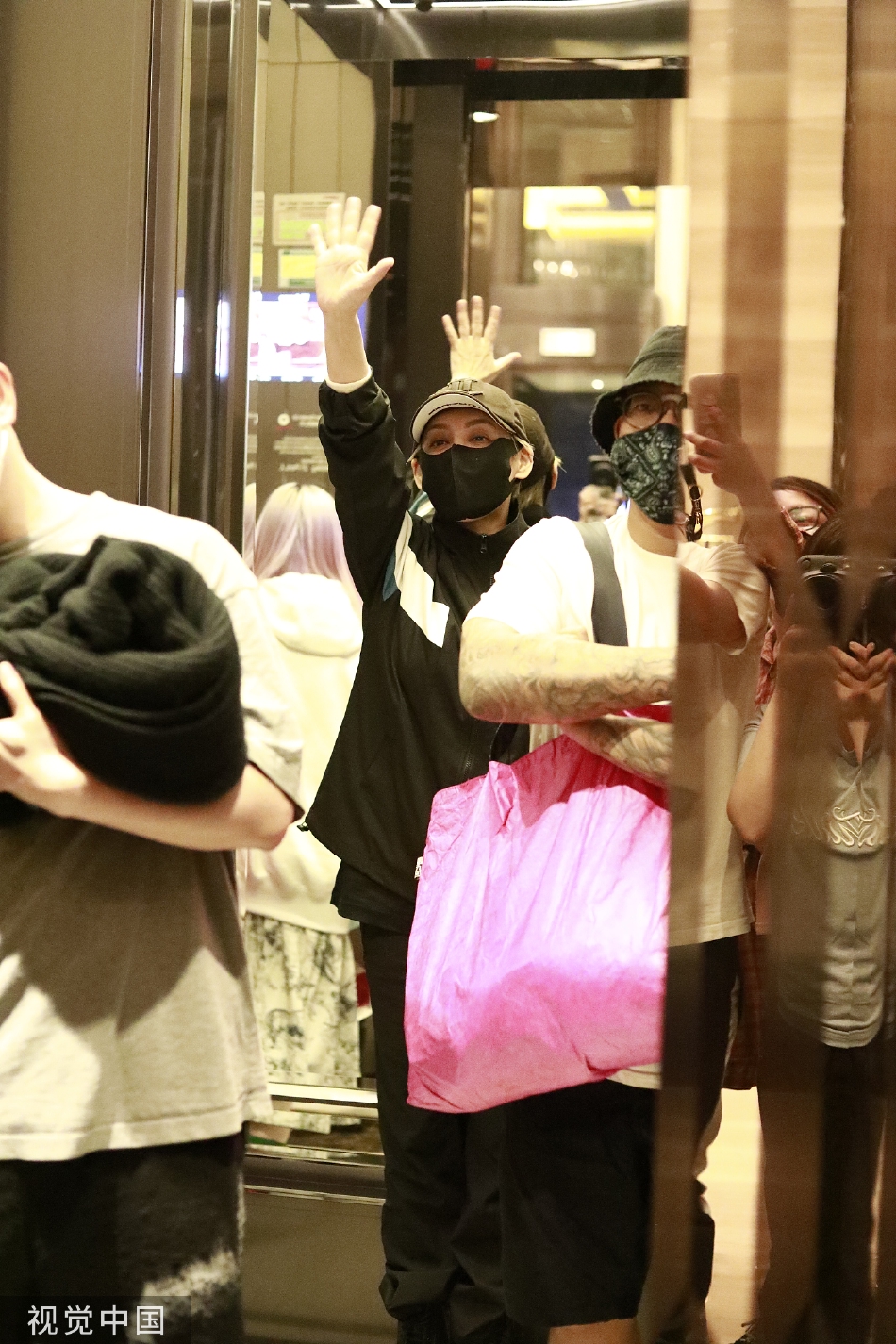 组图：宁静生日前夕录制《乘风破浪》下班与粉丝相拥亲切互动第5张图片