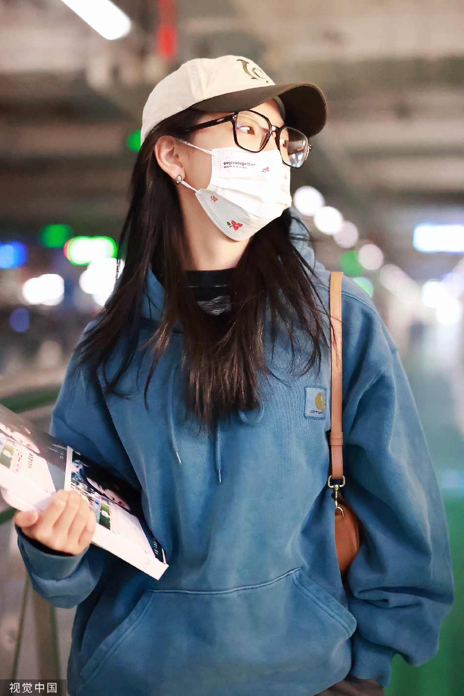组图：演员章若楠现身北京机场蓝色卫衣搭配黑框眼镜呆萌可爱第4张图片