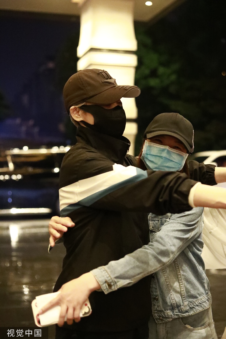 组图：宁静生日前夕录制《乘风破浪》下班与粉丝相拥亲切互动第4张图片