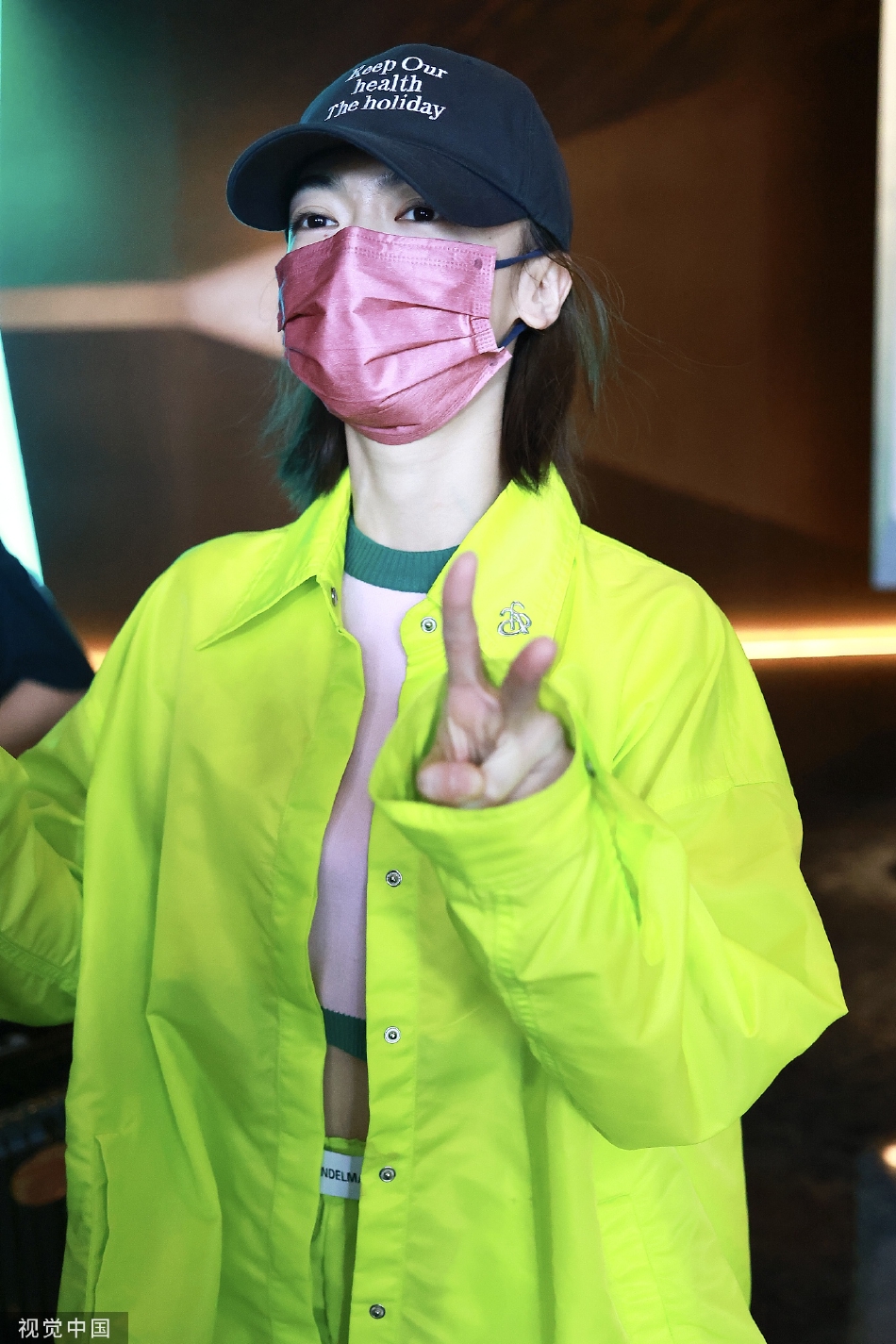 组图：《乘风破浪》吴谨言录制路透荧光黄衬衫穿搭亮眼第4张图片