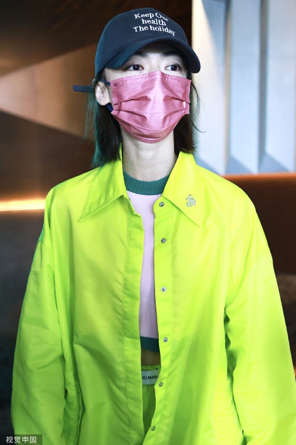 组图：《乘风破浪》吴谨言录制路透荧光黄衬衫穿搭亮眼第3张图片